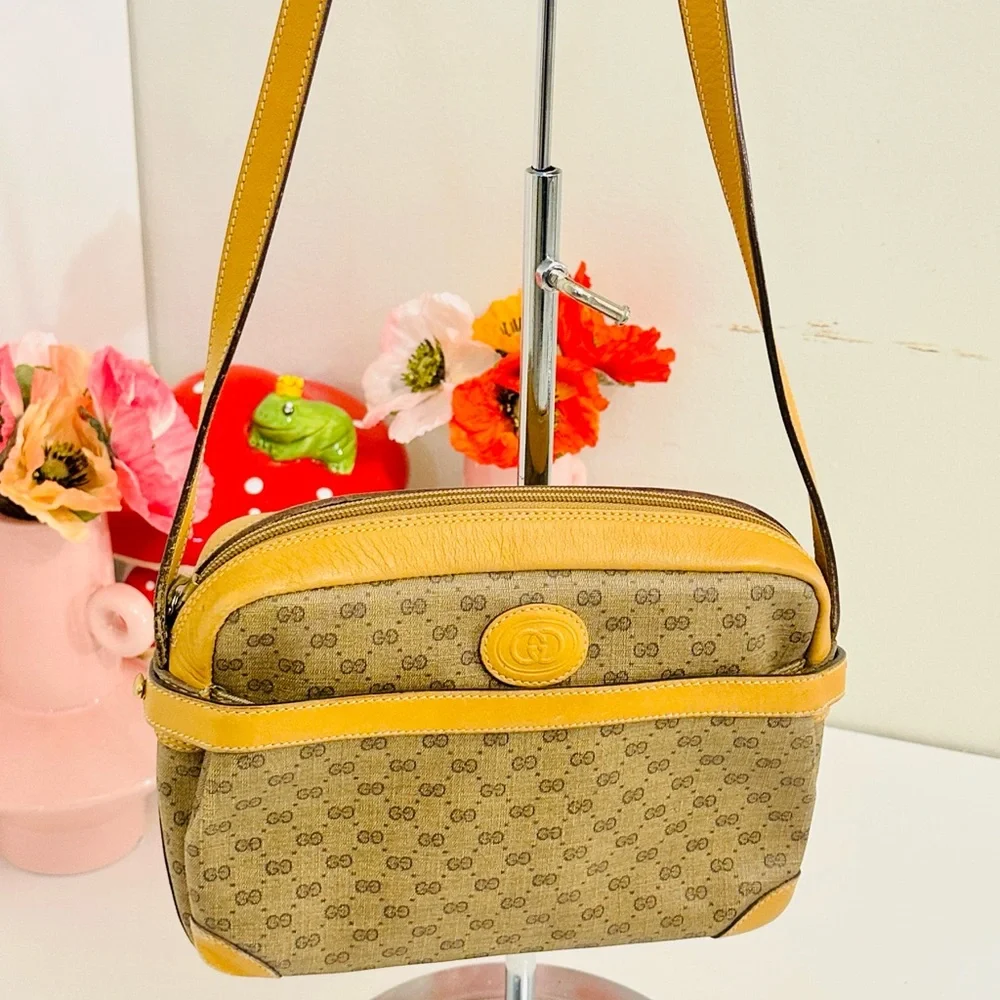 Gucci shoulder bag with iconic gg logo - Picture 8 of 16